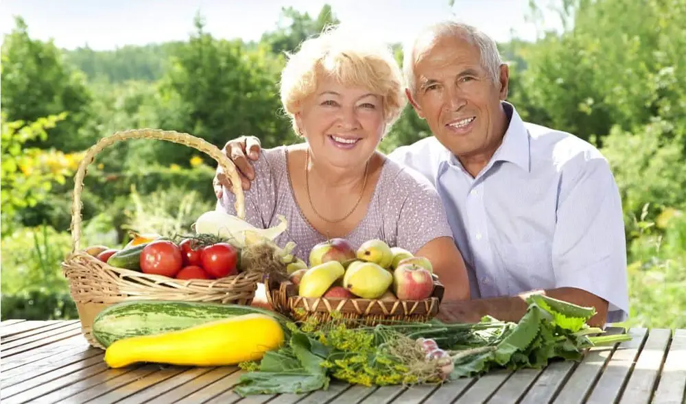 Adultos mayores comiendo sanamente