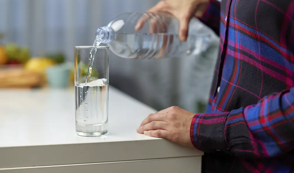 Mujer tomando Agua